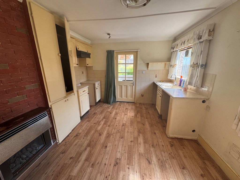 Lot: 94 - TWO-BEDROOM BUNGALOW WITH GARAGE AND PARKING - Kitchen - dining room